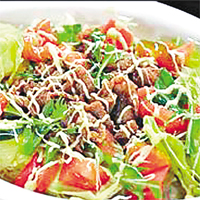 亞<br>佐賀沙律飯＄34<br>炒過的肉、蔬菜及沙律醬放飯面，成為絕妙配合。