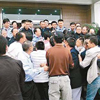 內地釣魚執法向被詬病。圖為早前上海大批司機抗議執法部門亂罰款。	資料圖片