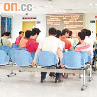 每天有不少市民到深圳市信訪辦申訴。 黃少君攝