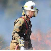 南澳省勸喻居民暫離家園。圖為澳洲消防員九月時灌救山火。	資料圖片