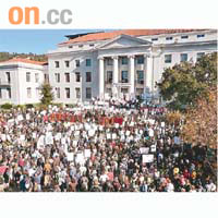 數千人在加州大學柏克萊分校示威，把校園擠得水洩不通。	徐蕙娟攝