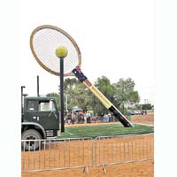 網球及球拍地點：新南威爾士省巴雷倫<br>簡介：高達13.8米，向當地長大的傳奇網球手古拉貢（Goolagong）致敬。
