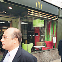 英國部分麥當勞分店去年已換上綠底黃字新標誌。(Getty Images圖片）