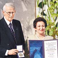 伊巴迪（右）○三年領諾貝爾獎。	資料圖片