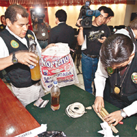 秘魯警方宣布把穆爾加停職。圖為警方之前向傳媒展示證物。	資料圖片