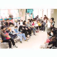 深圳市兒童醫院輸液室擠滿病人。黃少君攝