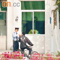 深圳高級中學加強保安工作，並有專職保安巡邏。	黃少君攝