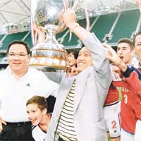 洪祖杭（舉獎盃者）曾經加入南華體育會，把球隊打造成本港班霸。	資料圖片