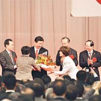 日本著名歌唱家芹洋子（前右）向中國國家副主席習近平（中）獻花。	陳小瑜攝