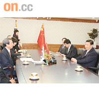 習近平與南韓總理鄭雲燦（左）舉行會談。	本報南韓傳真