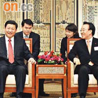 習近平（左）與慶尚北道知事金寬容愉快交談。	陳小瑜攝