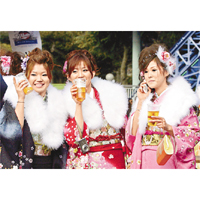 日本年輕女性的飲酒比率較同齡男性更高，圖為一群日本女孩在成人禮後飲啤酒慶祝。	資料圖片