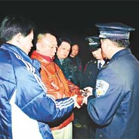 李莊（左二）被指涉嫌偽造證據，日前被重慶當局拘捕。	資料圖片