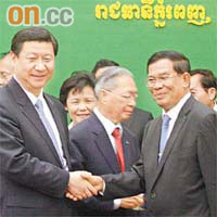 習近平（左）與洪森於簽署儀式後握手。	陳小瑜攝