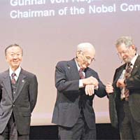 博伊爾（中）、史密斯（右）及高錕今年一同獲得諾貝爾物理學獎。	資料圖片