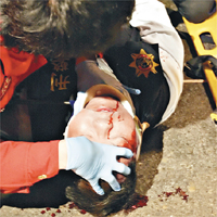示威者與警衝突，一名陳姓警員受傷頭破血流。