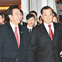 陳雲林訪台期間獲國民黨榮譽主席連戰（右）親自接待。	資料圖片