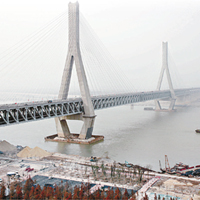 剛開通的天興洲大橋，耗資二百三十五億元。	資料圖片