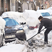 西班牙<br>汽車積雪
