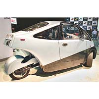 Green Vehicles Triac<br>兩座位三輪電動車，最高時速八十公里，充電約需五小時。它裝有以鋼材製成的安全外殼，兩個前輪控制方向，單後輪推動車身前駛。