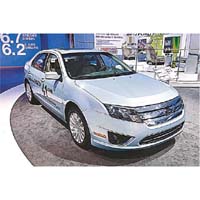 福特2010 Fusion Hybrid<br>慳油表現突出，去年曾創出以一桶油行駛逾二千三百二十六公里的紀錄，昨日獲得二○一○年北美年度汽車獎。
