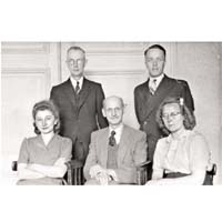 吉斯（前左）、安妮父親（前中）及其他曾幫助安妮一家的人，攝於一九四五年。	(美聯社黑白圖片)