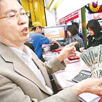 連日本遊客也踴躍投注大樂透。	資料圖片