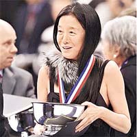 王薇薇去年躋身美國花樣滑冰名人堂,表彰她對花樣滑冰選手運動服設計的貢獻。 資料圖片