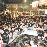 廣州上周有數百名商戶堵路，向速遞公司追債。	資料圖片