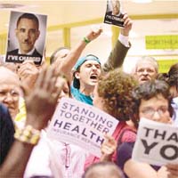 奧巴馬堅持推行醫療改革。圖為去年有不滿醫改的民眾高喊反奧巴馬口號。資料圖片