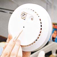 煙霧警報器中暗藏微型攝錄機，被偷拍者難以察覺。	資料圖片