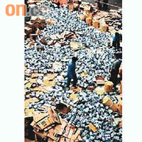 ○八年大批被回收的三聚氰胺毒奶製品被銷毀。	資料圖片