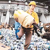 上海早前曾集中銷毀大批三聚氰胺奶製品。	（資料圖片）
