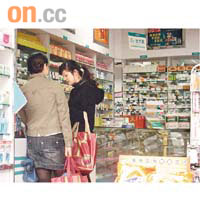 深圳很多藥店毋須憑醫生處方，顧客可輕易買到抗生素。	黃少君攝