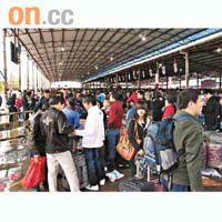 春運踏入高峰期，深圳火車西站人頭湧湧。