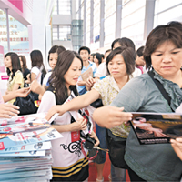 深圳性文化節吸引大批人參觀，內地婦女熱心索取與性文化相關的資料。	資料圖片