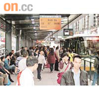 大批乘客昨日在BRT站台等車。	黃少君攝