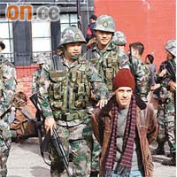 《世界日報》取得《赤色黎明》拍攝劇照，顯示片中解放軍拘押美國人。	本報美國傳真