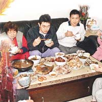 台灣民眾昨日按照傳統習俗進食年夜飯。	張偉御攝