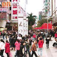 深圳東門購物熱點人頭湧湧。	黃少君攝 