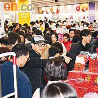 台灣百貨公司內擠滿購物的人潮。	張偉御攝