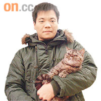 李先生特意到寵物店選購一隻貓送給女友。	本報深圳傳真