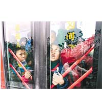 內地校巴超載嚴重，學童在車廂內擠得面容扭曲。資料圖片