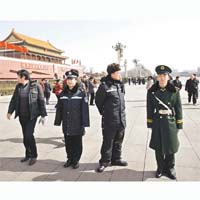 北京天安門廣場附近範圍昨有多名警員站崗及巡邏。	美聯社