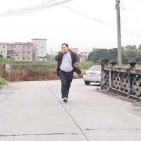 拋入小溪的死豬發出陣陣惡臭，途人掩鼻而過。
