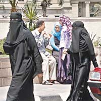 坦塔威曾下令禁止女性在大學內戴上遮蓋整個面部的頭巾。圖為在埃及的回教女學生。	資料圖片
