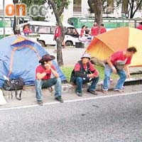 紅衫軍於道路旁搭建帳篷。（讀者提供）