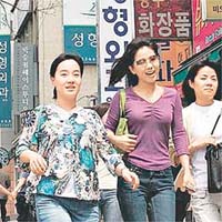 內地愈來愈多婦女赴南韓做整容手術。 (資料圖片）