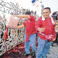 紅衫軍於總理府的閘門前淋人血。	（Getty Images）