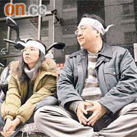 臧家宜與男友黃尚平在地檢署前絕食抗議。	